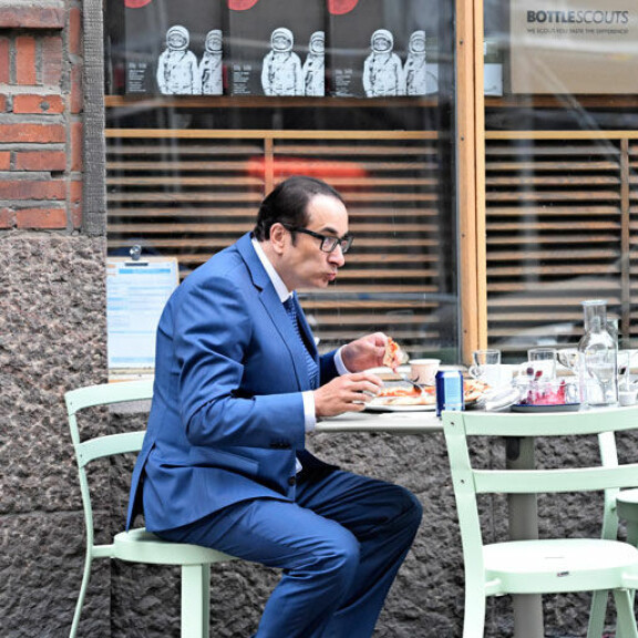 Heikki Lampela hotkaisi pizzan nälkäänsä. Heikki Lampela hotkaisi pizzan nälkäänsä.