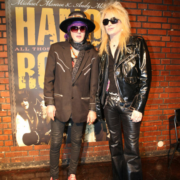 Hanoi Rocksin Andy McCoy ja Michael Monroe ovat Alicen kavereita. – Maailma kaipaa lisää heidän kaltaisiaan, nykyajan hajuttomiin ja mauttomiin rockbändeihin pettynyt Alice pohtii. Hanoi Rocksin Andy McCoy ja Michael Monroe ovat Alicen kavereita. – Maailma kaipaa lisää heidän kaltaisiaan, nykyajan hajuttomiin ja mauttomiin rockbändeihin pettynyt Alice pohtii.