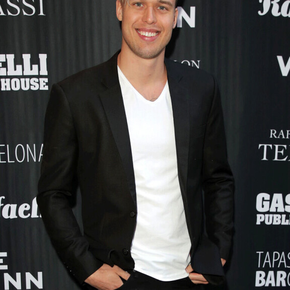 Hallitseva Mr. Finland Aleksi Jorila hämmentää pakkaa Mummotunnelin kesäkauden avajaisissa. Hallitseva Mr. Finland Aleksi Jorila hämmentää pakkaa Mummotunnelin kesäkauden avajaisissa.