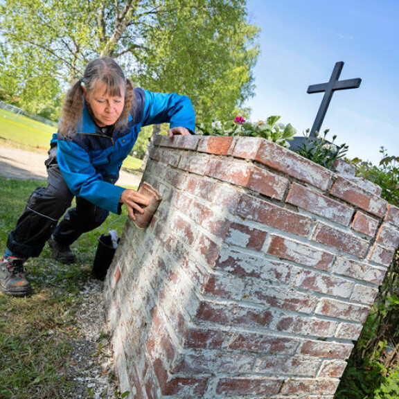 Kerstin on ahertanut Laukaassa. Hän putsasi vankilan muistoristin jalustan ja uusi istutukset. – Tykkään tehdä töitä. Lähden vaikka ulkomaille hommien perässä! Kerstin on ahertanut Laukaassa. Hän putsasi vankilan muistoristin jalustan ja uusi istutukset. – Tykkään tehdä töitä. Lähden vaikka ulkomaille hommien perässä!