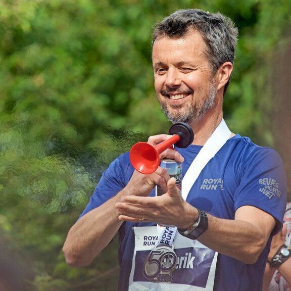 Kruununprinssi Frederik 50 vuotta: Uudessa muotokuvassa ovelasti perhe mukana! Tanskan kruununprinssi Frederik