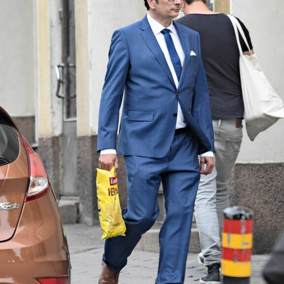 Heikki Lampela matkalla kotiinsa sipsipussin kanssa. Heikki Lampela matkalla kotiinsa sipsipussin kanssa.