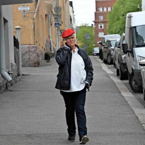 Kirjailija-näyttelijällä oli asiaa puhelimeen. Kirjailija-näyttelijällä oli asiaa puhelimeen.