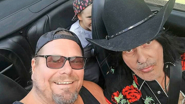 Oho, mikä kaksikko! Porno-Henkka kruisaili Andy McCoyn kanssa Helsingissä, alla komea Porsche – kuvat! Henry Saari ja Andy McCoy kruisailivat.
