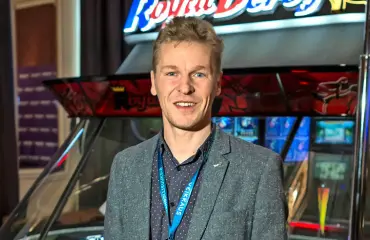 Toni Niemisen poika hinkuu auton rattiin: ”Saihan iskäkin kortin poikkeusluvalla” - katso hulvaton kuva!