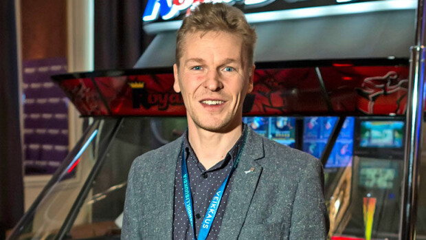 Toni Niemisen poika hinkuu auton rattiin: ”Saihan iskäkin kortin poikkeusluvalla” - katso hulvaton kuva! Toni Nieminen lähti poikansa kanssa raveihin.
