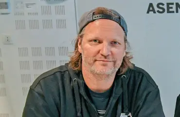 Radiojuontaja hävisi vedon – jääkiekkolegenda Lasse Kukkonen signeerasi tatuoinnin! Kuva!