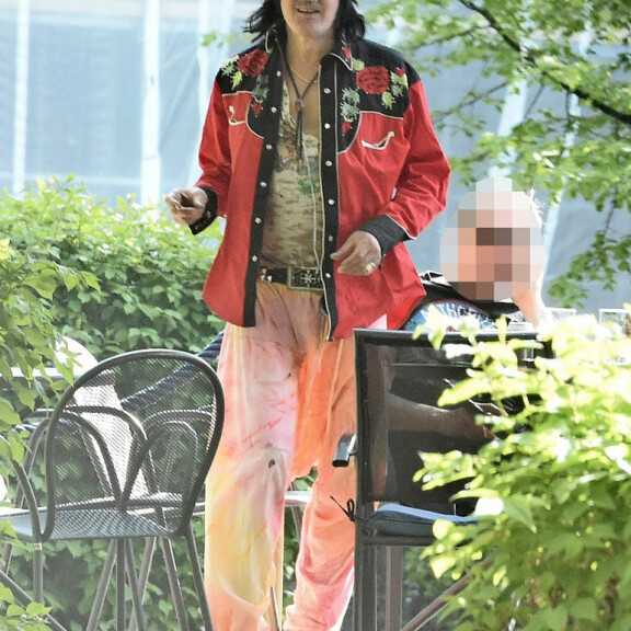 Oho, mikä kaksikko! Porno-Henkka kruisaili Andy McCoyn kanssa Helsingissä, alla komea Porsche – kuvat! Andy McCoy jammaili.