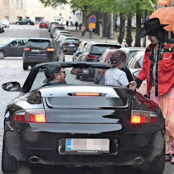 Oho, mikä kaksikko! Porno-Henkka kruisaili Andy McCoyn kanssa Helsingissä, alla komea Porsche – kuvat! Henry Saaren auto.