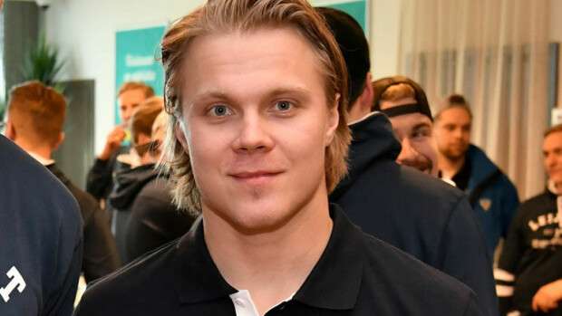 Mikael Granlundilla mieletön kesämökki Pohjois-Suomessa: Leijonat-kapteenin 150 neliön hirsihuvilassa hulvaton nimikyltti – katso kuvat! Mikael Granlundilla on hulppea kesämökki.
