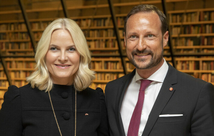 Haakon lähtee Ruotsin-vierailulle ilman Mette-Maritia. Haakon lähtee Ruotsin-vierailulle ilman Mette-Maritia.