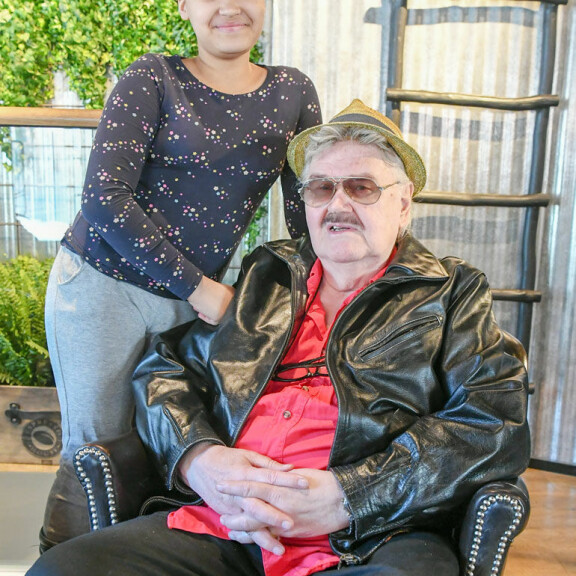 Tom Sjöbergin Angel-tytär asuu vuoroviikoin isänsä luona Rööperissä. Tom Sjöbergin Angel-tytär asuu vuoroviikoin isänsä luona Rööperissä.