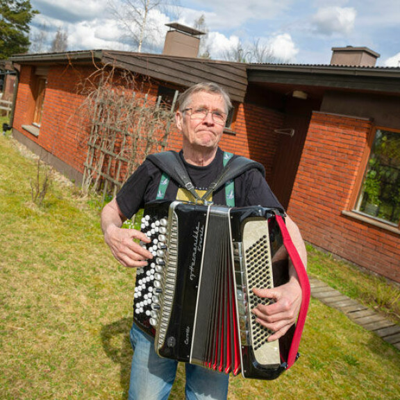 – Minulla on kaksi poikaa, ja olen tallentanut taitoni ohjekirjaan, jotta ennustamista voi minun jälkeeni jatkaa, Mäntyharjulla Liisa-vaimonsa kanssa asuva Matti sanoo. – Minulla on kaksi poikaa, ja olen tallentanut taitoni ohjekirjaan, jotta ennustamista voi minun jälkeeni jatkaa, Mäntyharjulla Liisa-vaimonsa kanssa asuva Matti sanoo.