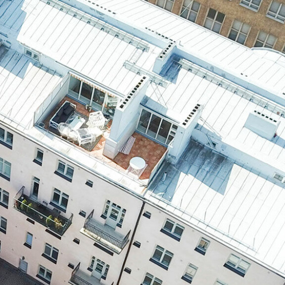 Ylimmän kerroksen huoneiston kruunaa kattoterassi, joka avautuu sisäpihan suuntaan. Ylimmän kerroksen huoneiston kruunaa kattoterassi, joka avautuu sisäpihan suuntaan.