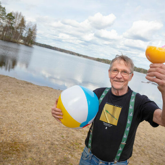 Aurinkoista kesää kaikille! Ahvenprofessori Matti Paasonen ennustaa, että rannoilla kelpaa Suomessa tulevana suvena nautiskella. Aurinkoista kesää kaikille! Ahvenprofessori Matti Paasonen ennustaa, että rannoilla kelpaa Suomessa tulevana suvena nautiskella.