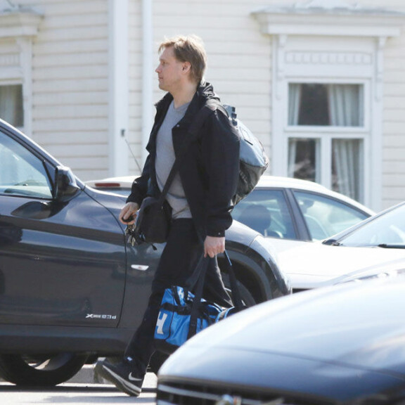 Samuli on pysynyt eronsa syistä vaiti. Samuli on pysynyt eronsa syistä vaiti.