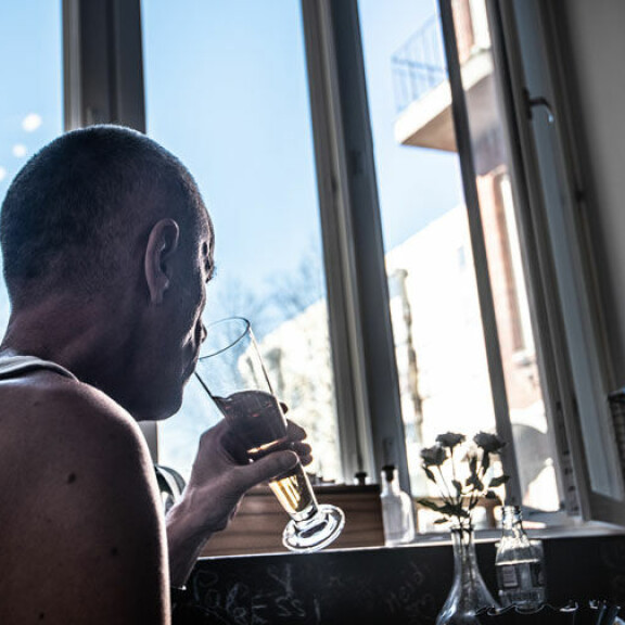 Raine Sievälä ei suostunut esiintymään jutussa kasvoillaan. Alamaailmassa hänet kuitenkin tunnistetaan joka puolella, eikä hän nyt vapauduttuaan ole turvassa missään. Sievala