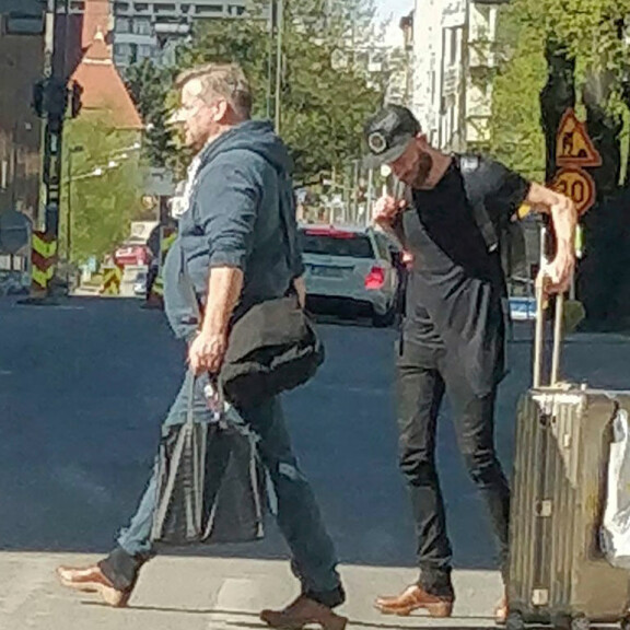 Jari Sillanpää ja Siim-rakas yllättivät Tampereella hellepäivänä: Siltsu paineli hirmuisissa vaatteissa ja molemmilla jaloissa puukengät – kuva! Jari Sillanpää ja Siim Tampereella.