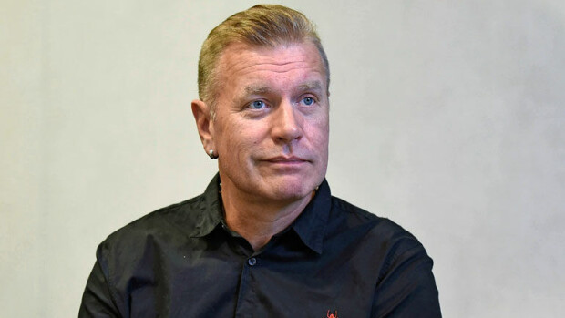 Tauski Peltonen ajoi rajun peurakolarin - karut onnettomuuskuvat! Mersun keula painui ruttuun, Tauski hankki tilalle uuden ökymaasturin! Tauski joutui peurakolariin.