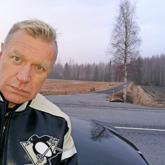 – Odotin yksin ja kylmissäni kolme tuntia tienposkessa, Tauski kertoo. – Odotin yksin ja kylmissäni kolme tuntia tienposkessa, Tauski kertoo.