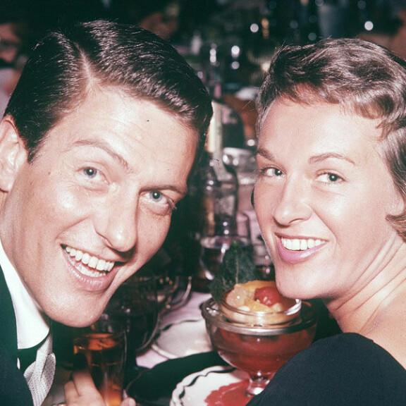 Tältä Hollywoodin elävät legendat Dick Van Dyke, Doris Day ja Sidney Poitier näyttävät nykyään – kuvat! Lue tähtien kuulumiset ja tragediat! Dick Van Dyke ja Margie Willett