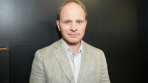 Dome Karukoski ja kaunis Nadia-vaimo herättivät huomiota joukkoliikenteessä – kuva! Dome Karukoski nähtiin bussissa.