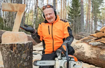 Uskomaton video! Näin huimasti veistelee moottorisahaveiston Suomen mestari Tarmo Kovanen – ”Tarkoituksena on tehdä tästä bisnestä!” 