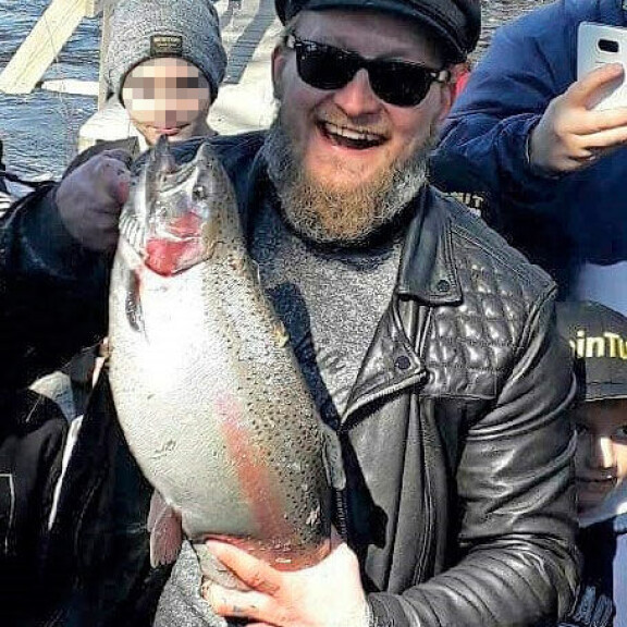 Huhuh, Duudsonien Jarpilla käsissään valtava vonkale: 62,5-senttinen toi kakkossijan – kuva! Jarppi Leppälä ja vonkale.