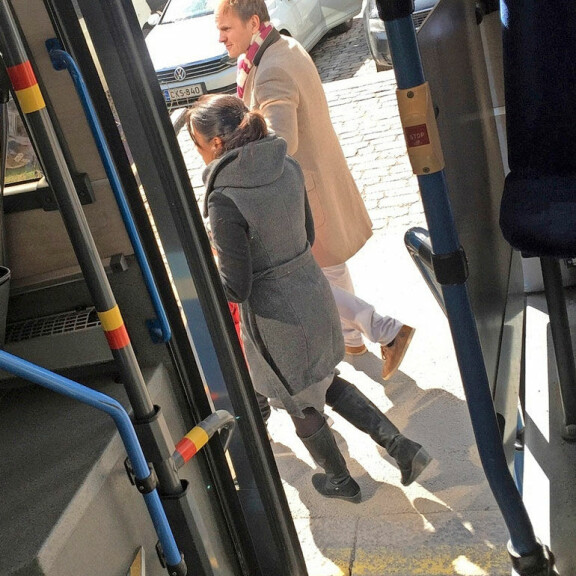 Dome Karukoski ja kaunis Nadia-vaimo herättivät huomiota joukkoliikenteessä – kuva! Dome Karukoski ja vaimo.