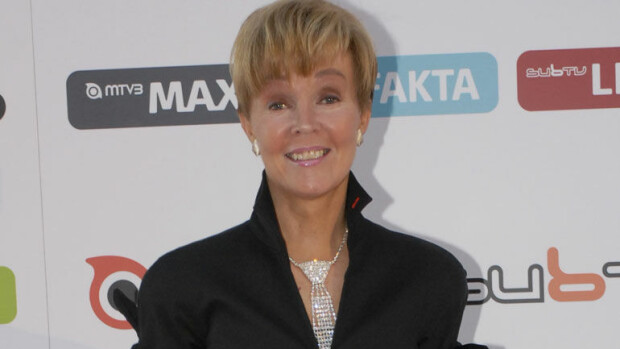 Helena Petäistö jonotti puhelinkaupassa – kuva! Helena Petäistö kävi puhelinkaupassa.