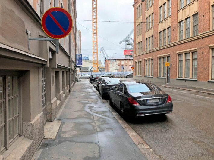 Mikael Gabriel parkkeerasi öky-Mersunsa sakkopaikalle, autoverokin maksamatta – kuva! Mikael Gabrielin auto.