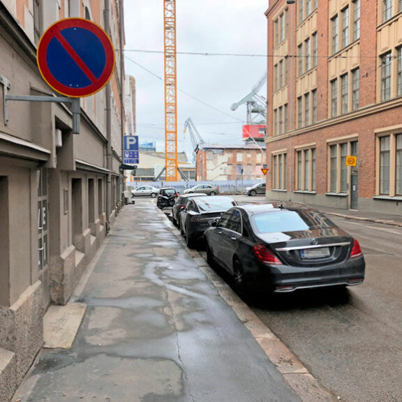 Mikael Gabriel parkkeerasi öky-Mersunsa sakkopaikalle, autoverokin maksamatta – kuva! Mikael Gabrielin auto.