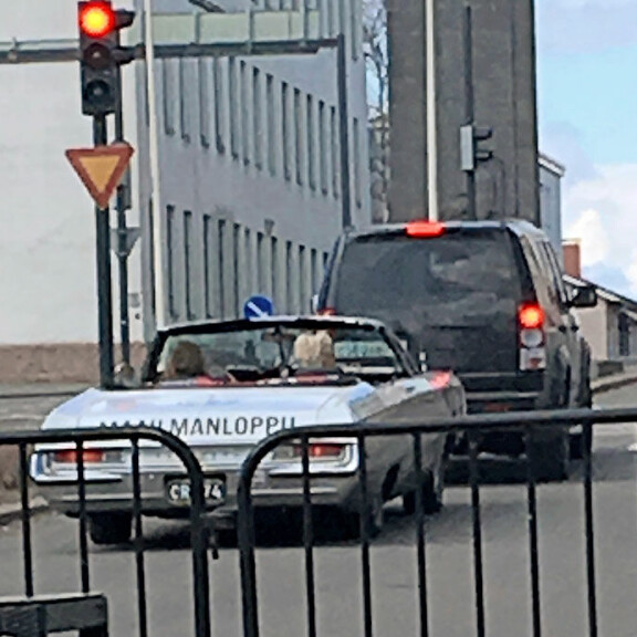 Huhuh, mikä kesäkärry! Jouni Hynynen ja Mari-vaimo ajelevat komealla maailmanlopun amerikanraudalla – kuva! Jouni Hynysen ja Mari Perankosken auto.