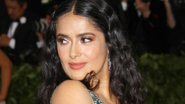 Jösses, mikä povi! Salma Hayek edusti Met-gaalassa trooppista metsää kuvaavassa, vartaloa nuolevassa paljettiluomuksessa - kuvat! sALMA hAYEK