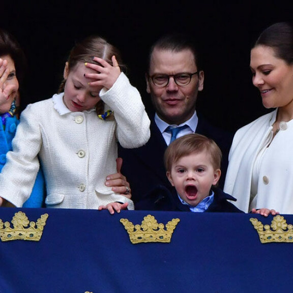 Haha! Prinsessa Estelle, 6, teki pikkuveljelleen Oscarille, 2, hupaisan jekun valokuvaajien edessä – riemastuttavat kuvat! Ruotsin prinsessa Estelle ja prinssi Oscar