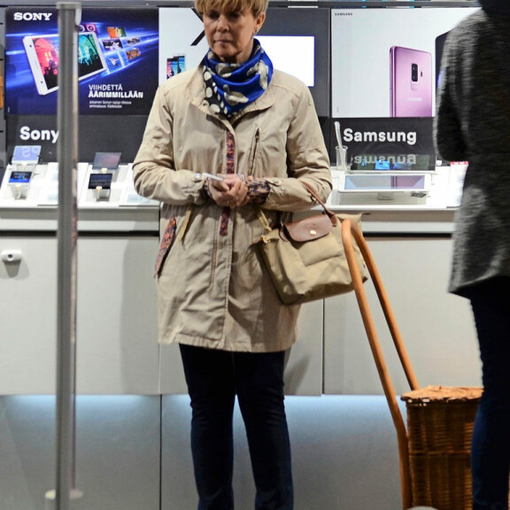 Helena Petäistö jonotti puhelinkaupassa – kuva! Helena Petäistö puhelinkaupassa.