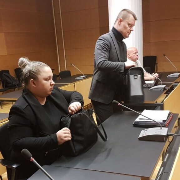 Syyttäjä: Henna Kalinainen viilsi ex-miestään veitsellä päähän – mies oikeudessa: Näen yhä painajaisia! Henna oikeudessa.