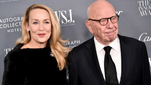 Ex-malli Jerry Hall ja 25 vuotta vanhempi miljardööri lemmenlomalla – kuvat! Jerry Hallin ja Rupert Murdochin liitto kestää.