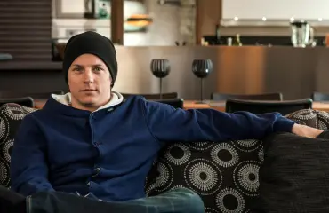 Uutuuskirjassa jymypaljastuksia Kimi Räikkönen rajusta juhlimisesta: juhlat Guns N’ Rosesin kanssa - allasbileet Bahrainin prinssin luona: ”Kyllä mä olen juonut v*tusti!”