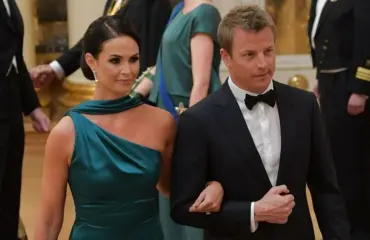 Uutuuskirja: Näin Kimi Räikkönen ja Minttu-vaimo tapasivat, suhde pelasti Kimin syöksykierteeltä: ystävät olivat jo huolissaan – myös pettäminen loppui!