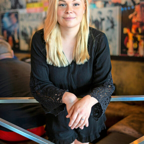 Iina sanoo, että on varmasti helpompaa kuulua seksuaalivähemmistöön pääkaupunkiseudulla kuin pikkupaikkakunnalla. Iina sanoo, että on varmasti helpompaa kuulua seksuaalivähemmistöön pääkaupunkiseudulla kuin pikkupaikkakunnalla.