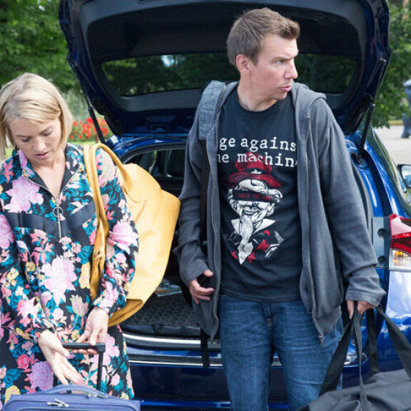 Swingersin avauskohtauksessa parinvaihtajat kurvaavat autoillaan kartanon pihaan. Hirviniemen roolihahmo Ari ei varsinaisesti hypi innosta. Swingersin avauskohtauksessa parinvaihtajat kurvaavat autoillaan kartanon pihaan. Hirviniemen roolihahmo Ari ei varsinaisesti hypi innosta.