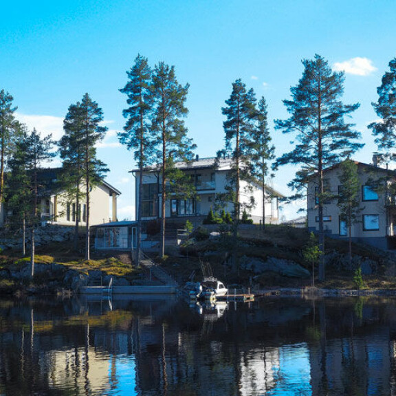 Marcon upea koti sijaitsee kauniilla järvitontilla. Marcon upea koti sijaitsee kauniilla järvitontilla.