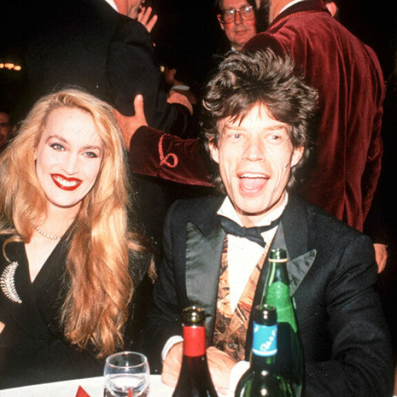 Jerry ja Mick menivät yhteen vuonna 1977. Ero tuli 1999, kun rokkari teki lapsen toiselle naiselle. Jerry ja Mick menivät yhteen vuonna 1977. Ero tuli 1999, kun rokkari teki lapsen toiselle naiselle.