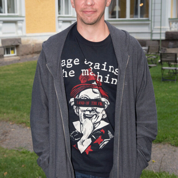 Aku Hirviniemi tunnetaan huumoriveikkona - sekä kameran käydessä että muulloinkin. Aku Hirviniemi tunnetaan huumoriveikkona - sekä kameran käydessä että muulloinkin.