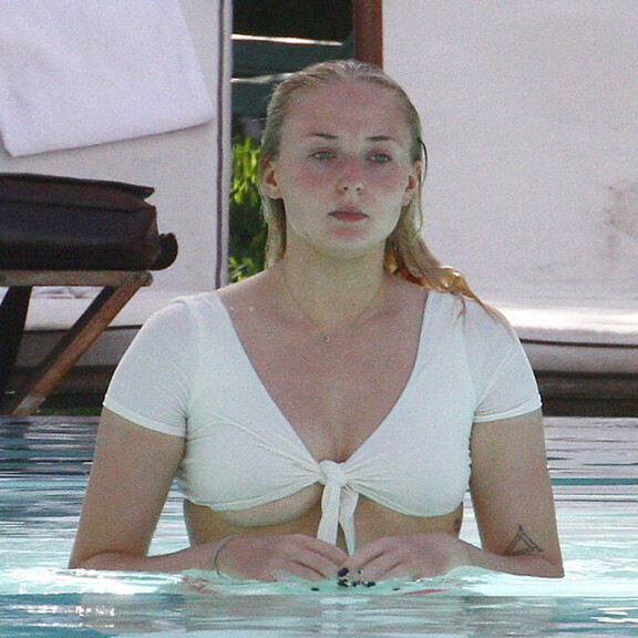 Kääk, Game of Thrones -sarjasta tuttu bikinibeibe vilautti alatissiä! Katso kuvat! sophie urner