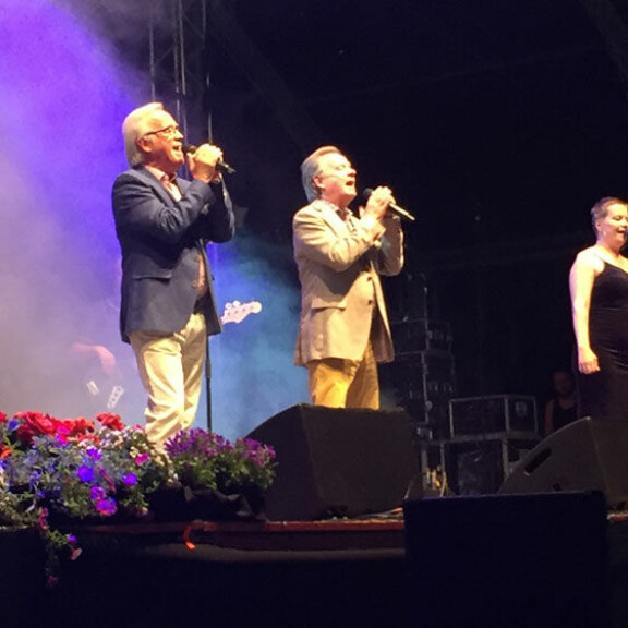 Matti ja Teppo esiintymässä perjantaina Finnhits-festivaaleilla. Matti ja Teppo esiintymässä perjantaina Finnhits-festivaaleilla.
