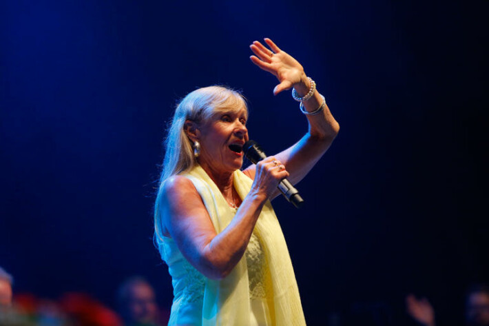 Nuorena kuolleen Hanna-Riikka Siitosen laulajaisä Fredi ja laulajaystävä Nina Tapio nousivat lavalle ensi kertaa tragedian jälkeen - yleisöltä uskomaton reaktio! Katso kuvat! Taiska.