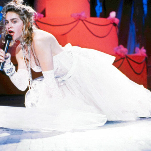 Madonna kohahdutti esiintymällä morsiuspuvussa MTV:n palkintogaalassa vuonna 1984. Madonna kohahdutti esiintymällä morsiuspuvussa MTV:n palkintogaalassa vuonna 1984.