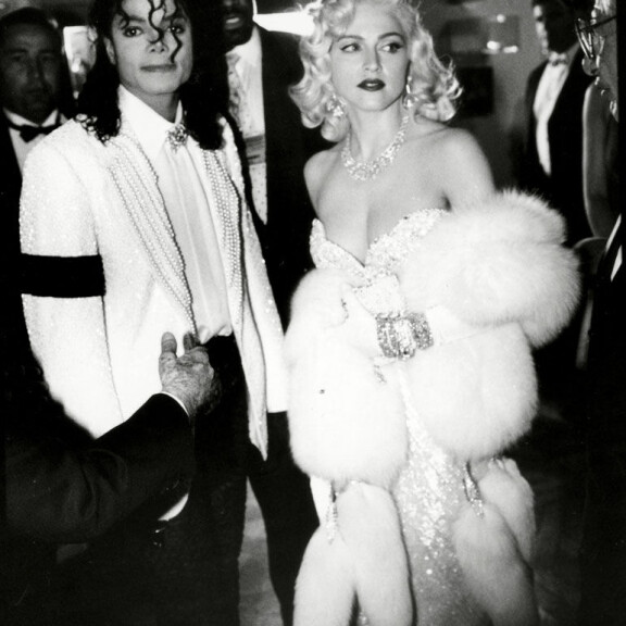 Madonnan ja Michael Jacksonin suhteesta huhuttiin vuonna 1991. Madonnan ja Michael Jacksonin suhteesta huhuttiin vuonna 1991.